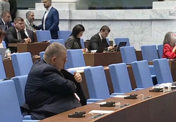 Днес, сряда (01.10), как Делян Пеевски „работи“ в Народното събрание _(3)